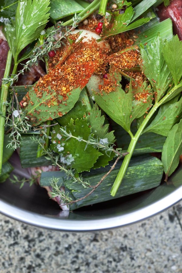 Was ist das traditionelle Rezept für französischen Pot-au-feu mit saisonalem Gemüse?