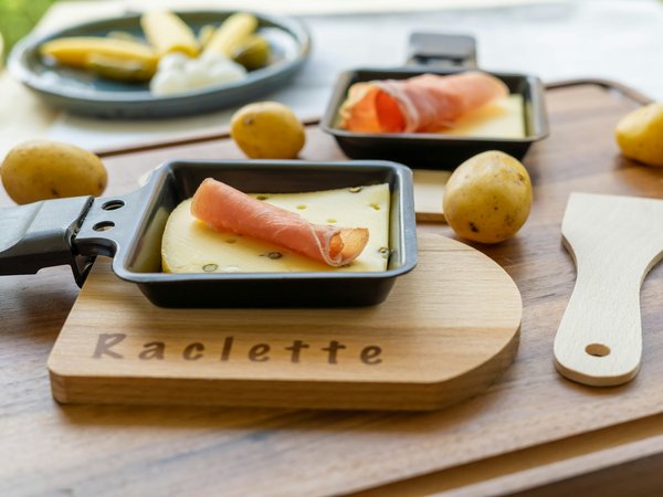 Die besten fondue-sets und raclettegeräte für gesellige abende
